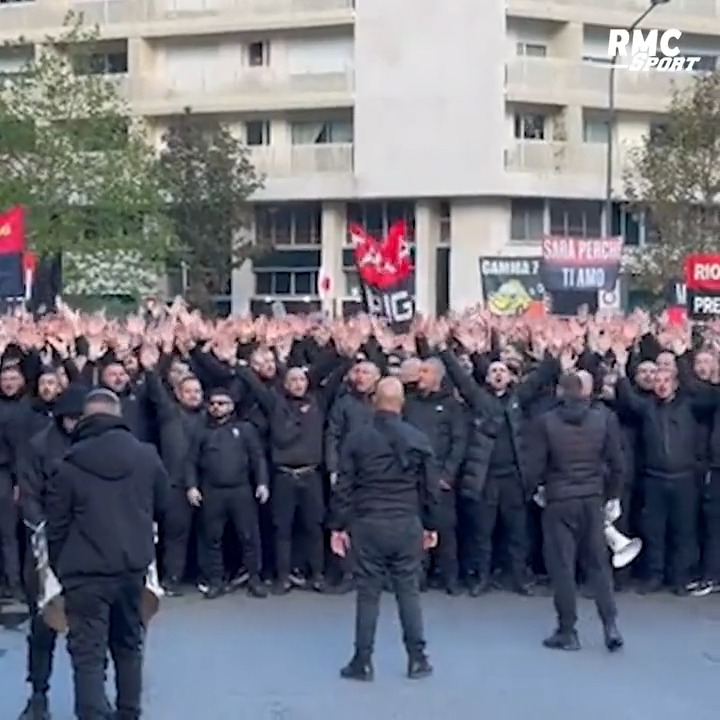 📽 Plus de 500 supporters du Milan donnent de la voix à proximité du Parc des Princes.