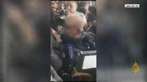 تعليق مراسل #الجزيرة وائل الدحدوح بعد توديعه أفراد من عائلته بينهم زوجته وابنه وابنته عقب استشهادهم بقصف إسرائيلي استهدف منزلا نزحوا إليه في مخيم النصيرات وسط #غزة #الأخبار #حرب_غزة