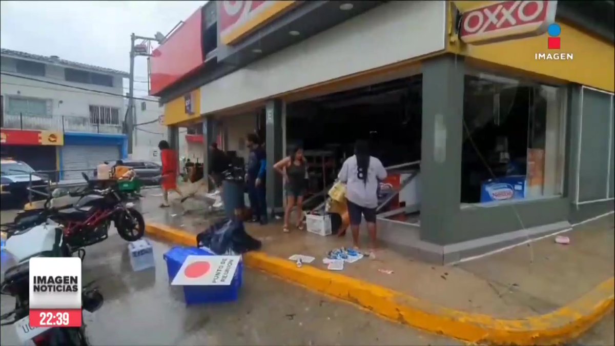 En medio del caos y la destrucción que provocó el huracán #Otis en #Acapulco, en algunas colonias hubo actos de rapiña y saqueos de tiendas y centros comerciales. Así se robaron pantallas, computadoras y hasta colchones: