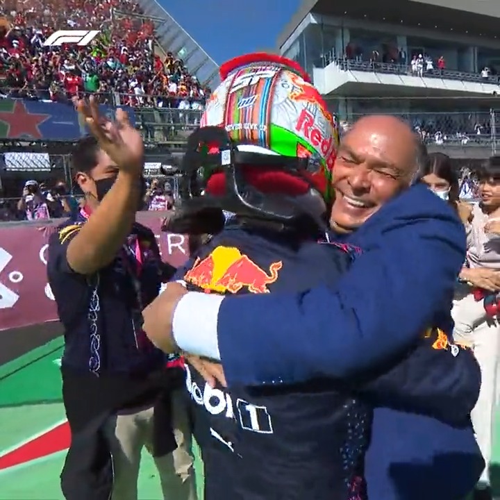 Checo grabs a podium in Mexico 🥰 Including one proud papa and a wild home crowd! 🇲🇽 #MexicoGP #F1 Sergio Pérez