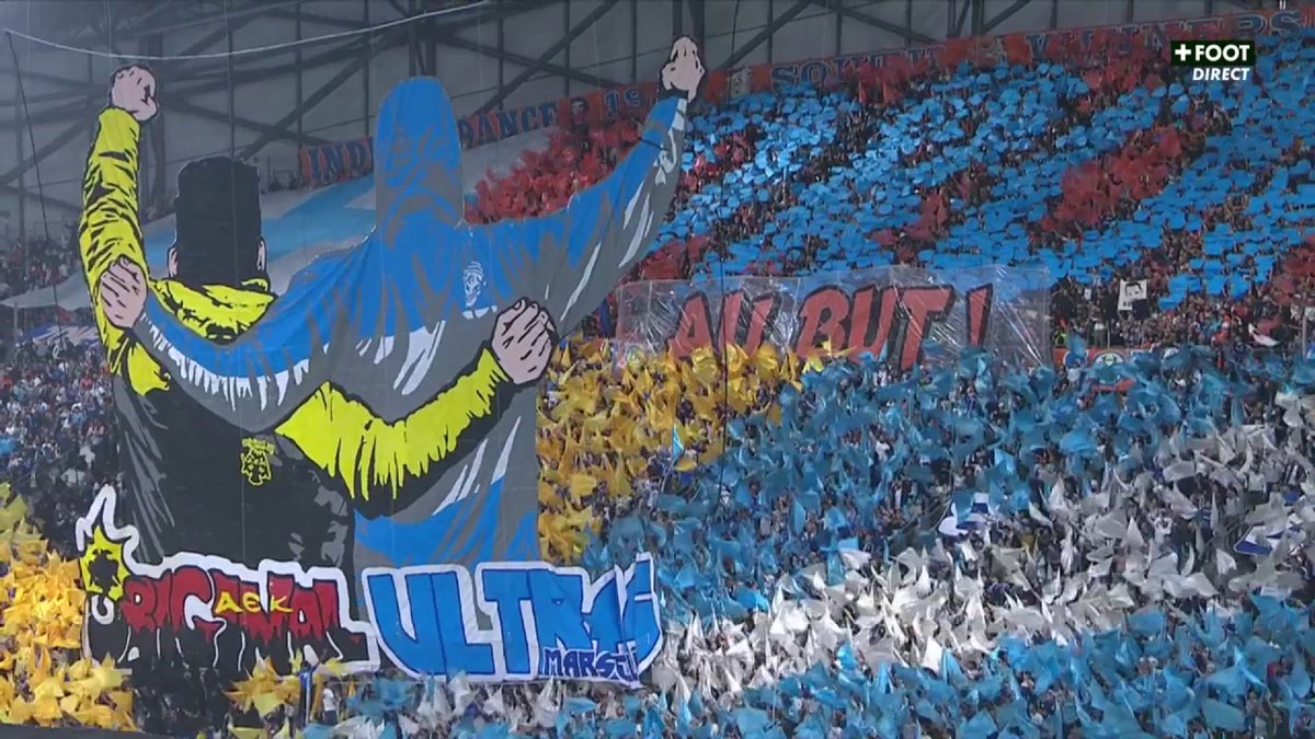 Le magnifique tifo au Vélodrome célébrant l’amitié entre les supporters de l’OM et ceux de l’AEK Athènes. 💙🤍🤝💛🖤 🎥 CANAL+ Foot