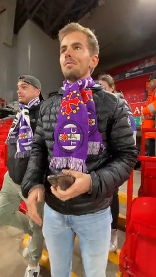 Le premier supporter toulousain à pénétrer dans la tribune visiteurs d'Anfield ! Ce soir, ils seront 2400 à encourager nos Violets 🎶😈 #LIVTFC