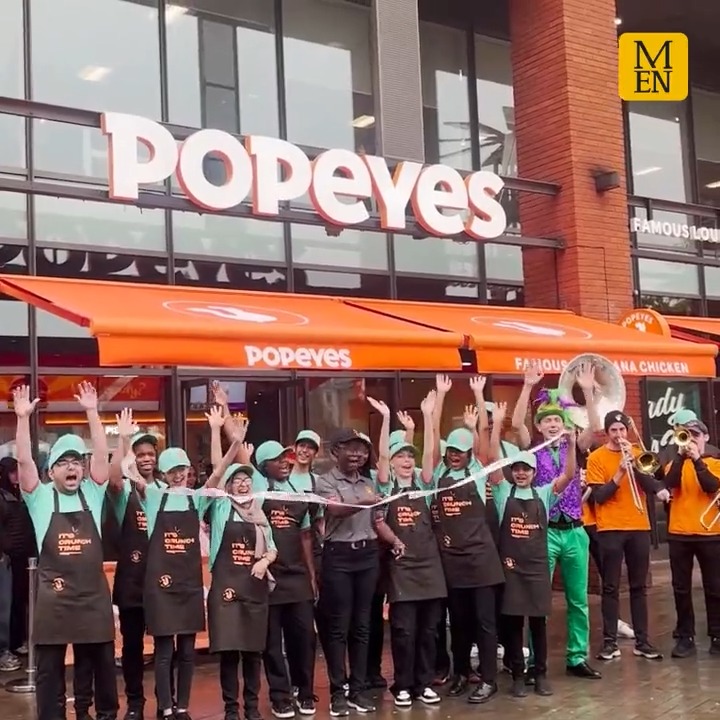 Fried chicken shop Popeyes has opened in Manchester to a huge fanfare - and some people queued overnight for free chicken 🍗