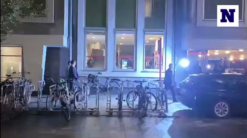 Thierry Baudet aangevallen met paraplu in Gent. Beeld via Nieuwsblad.be