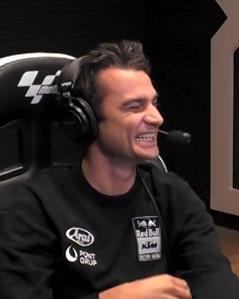 MOMENTAZO entre Dani Pedrosa y Ernest Riveras 😂🤪 "Sabes cuando hace tanto calor que te quema el pelo..." "Bueno, yo eso no lo sé" 😬 #ThaiGP 🇹🇭 #MotoGP 🏁