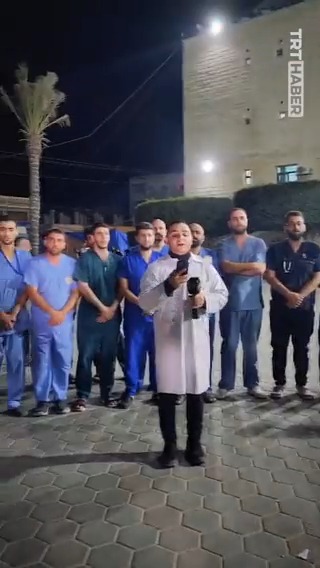 “Burada kalacağız, acılar bitene kadar…” Gazze’deki Aksa Şehitleri Hastanesi doktor ve sağlık personeli, halklarına ‘şifa’ olmaya devam edeceklerini “Sevfe Nebka Huna (Burada Kalacağız)” isimli ezgiyle haykırdı.