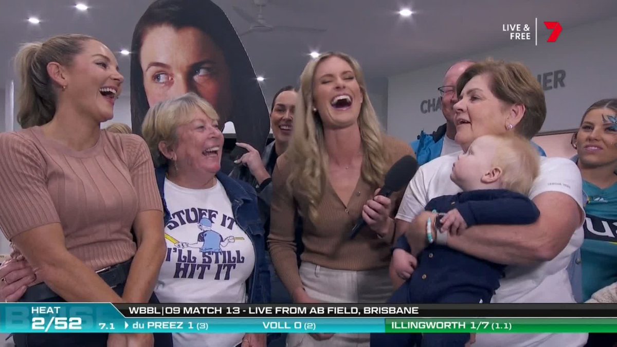 🗣️ "I emailed the manager of the company and said, 'I need my shirt for Friday night's game!" Grace and Laura Harris' mum Maree had to make sure her t-shirt was ready 😂 #WBBL09
