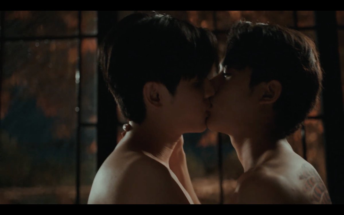 THAILAND | '#RedPeafowlTheSeries #นกยูงแดง', starring Maiake Kandis and Dollar Patchara, has unveiled its 7-minute-long pilot trailer and is based on Ju~oN's novel of the same name. Lu Yi Peng, a first-class graduate from the Royal Hong Kong Police Cadet School, has a secret to hide. A psycho mafia named Hong Kong Que has given him a scar on his thigh, a gift from his previous mission. Yi Peng has been forced into a physical relationship with him by injecting him with a drug, which has caused him to see the world in a new light. Yi Peng is unsure of the origin of this karma, but he vows to put Hong Kong Que behind bars one day. Check out the full pilot trailer here: ▶️ LINK: