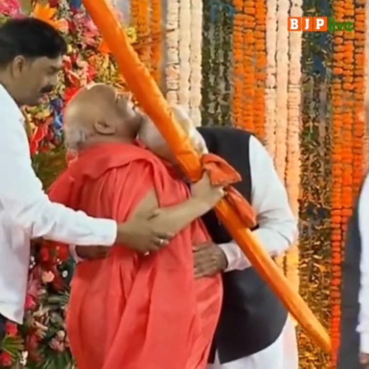 पीएम मोदी ने मध्य प्रदेश के चित्रकूट स्थित श्रीतुलसी पीठ में पूजा-अर्चना के बाद जगद्गुरु श्रीरामभद्राचार्य से मुलाकात कर उनका आशीर्वाद लिया।