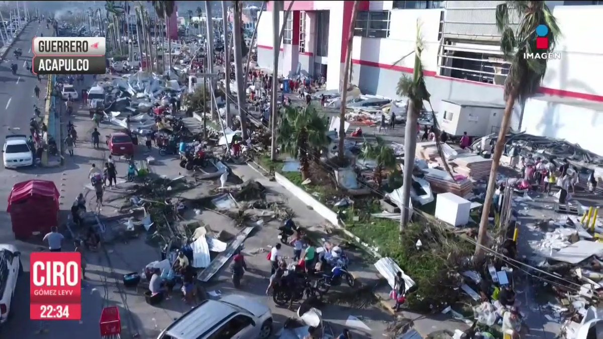 Mientras unos buscan un poco de señal para poder comunicarse con su familia, otros aprovechan el caos que dejó el huracán #Otis para saquear tiendas y comercios.