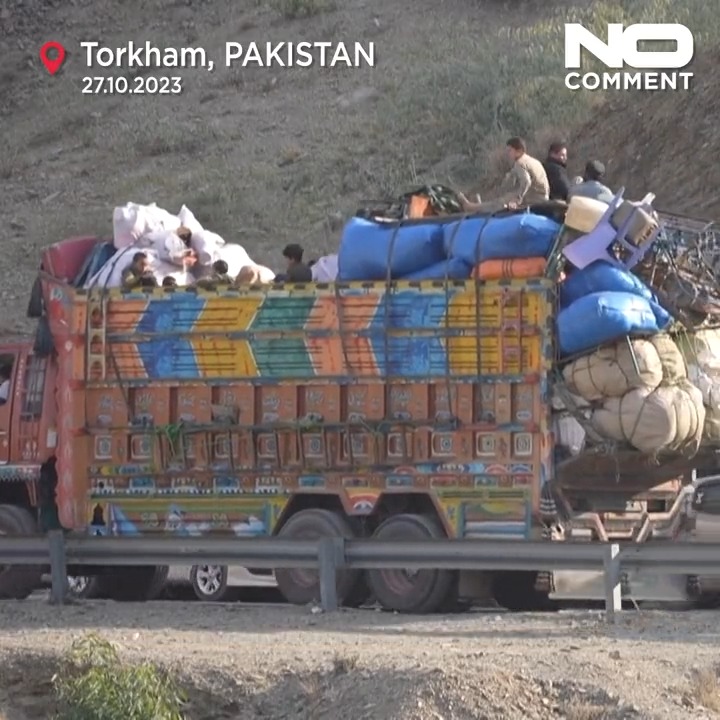 Pakistan'ın tüm yasa dışı göçmenleri gönderme kararı sonrası aralarında 1.7 milyon Afgan'ın da bulunduğu göçmenler ülkeyi terk etmeye başladı
