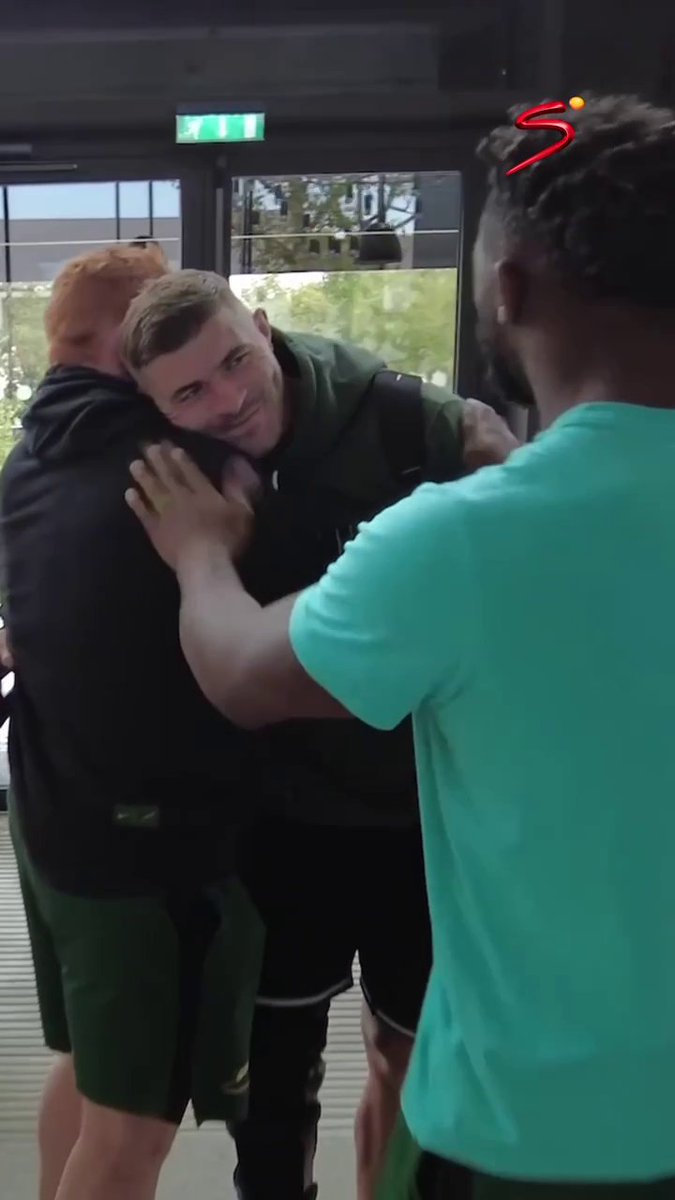 🥺 As wholesome as it gets! Makazole Mapimpi and Malcolm Marx are reunited with their Springbok teammates in Paris! Siya Kolisi being a menace with Steven Kitshoff 😂 #StrongerTogether