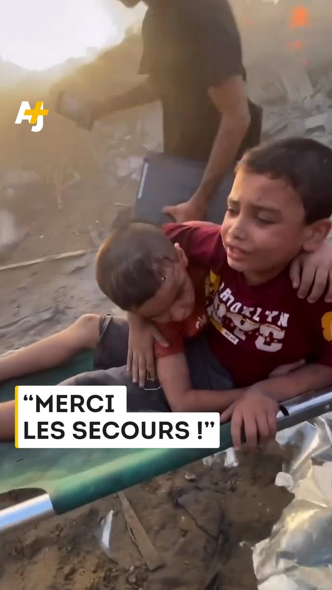 “Merci les secours” : voici les mots de deux garçons extraits des décombres dans la bande de Gaza.