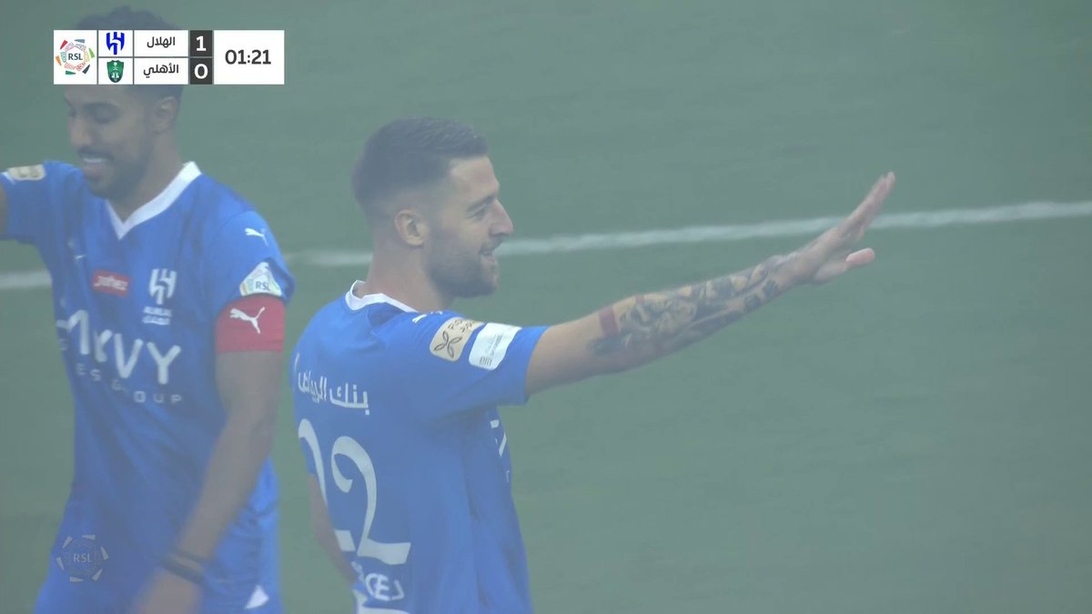الكلاسيكو ازرق.. والصدارة ايضا 👏🏻 شكرا كبيرة للفريقين وجماهيرهم 💙💚 #الهلال_الاهلي