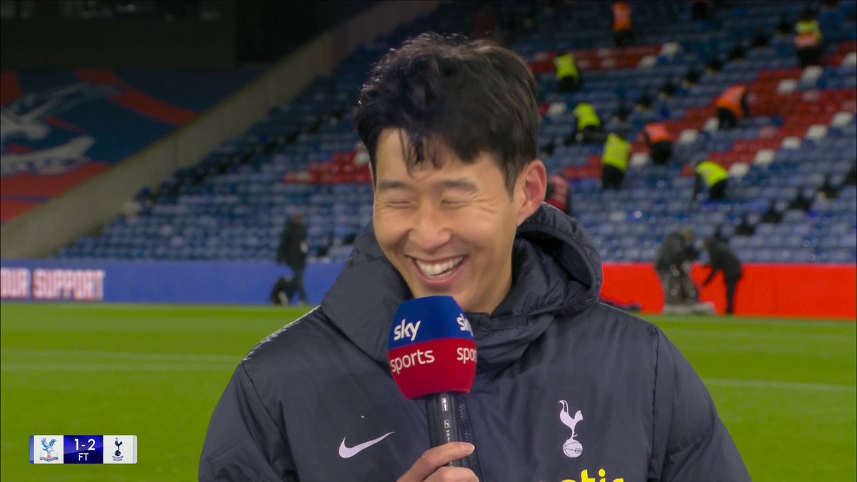 "I'm sorry I couldn't concentrate!" Fans shouting 'We love you Sonny' during his post match interview 😂🫶