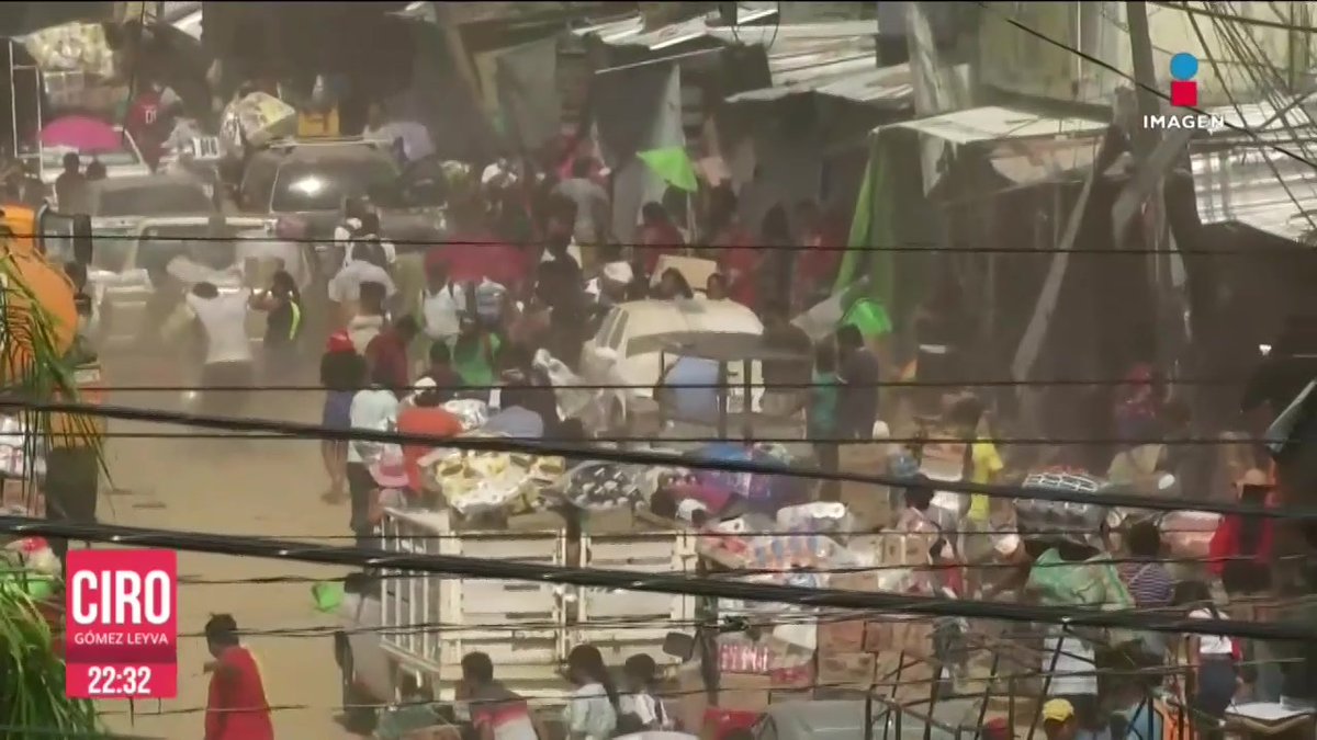 “Yo no ando saqueando, ando buscando a mi familia. Andrés Manuel, queremos el apoyo”, mientras sigue la incomunicación en #Acapulco, las rapiñas no se detienen. Sin agua, comida ni seguridad, así se encuentra el puerto a casi tres días de que #Otis tocó tierra: