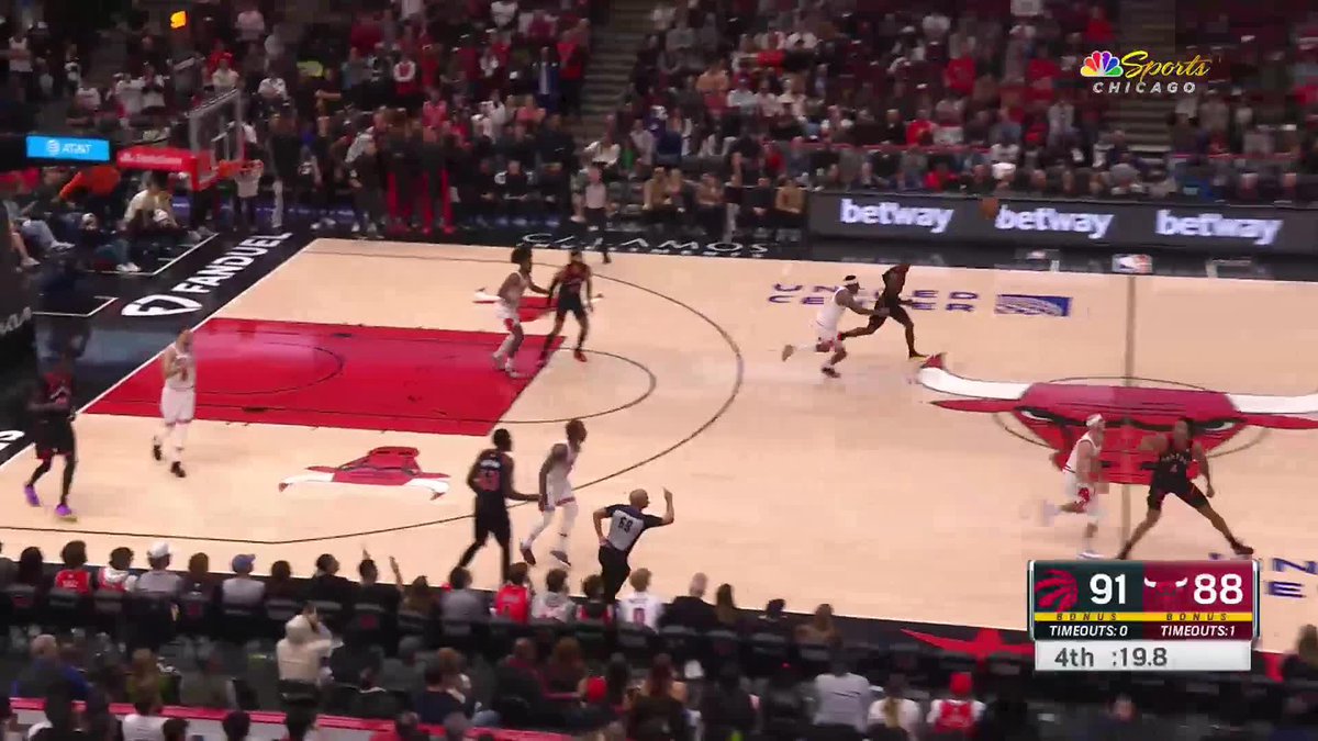 Voy a tratar de explicar lo que ha pasado en el final entre Chicago Bulls y Toronto Raptors porque es de lo más loco e impredecible que recuerdo en la NBA Quedan 19,8 segundos, los canadienses ganan de 3 y tienen posesión Cuando pasa ESTO