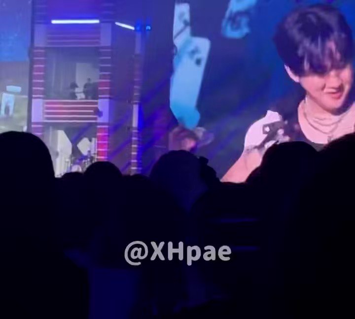 changbin taking off his jacket.... 😵‍💫