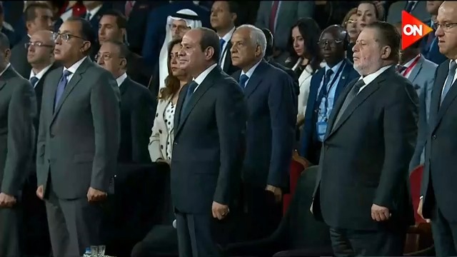 الرئيس السيسي يطلب الوقوف دقيقة حدادا على أرواح الضحايا الذين سقطوا في قطاع غزة.