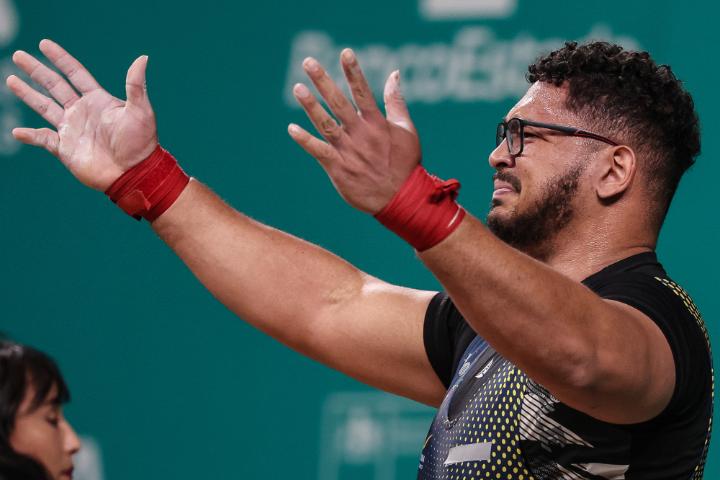 Se desplomó tras creer que había perdido el oro... 😥 Pero el público lo levantó. 👨👩👦👦 ¡Y ganó el oro!🥇🇨🇴 #RoadToParis2024 #Santiago2023 l Panam Sports Comité Olímpico COL