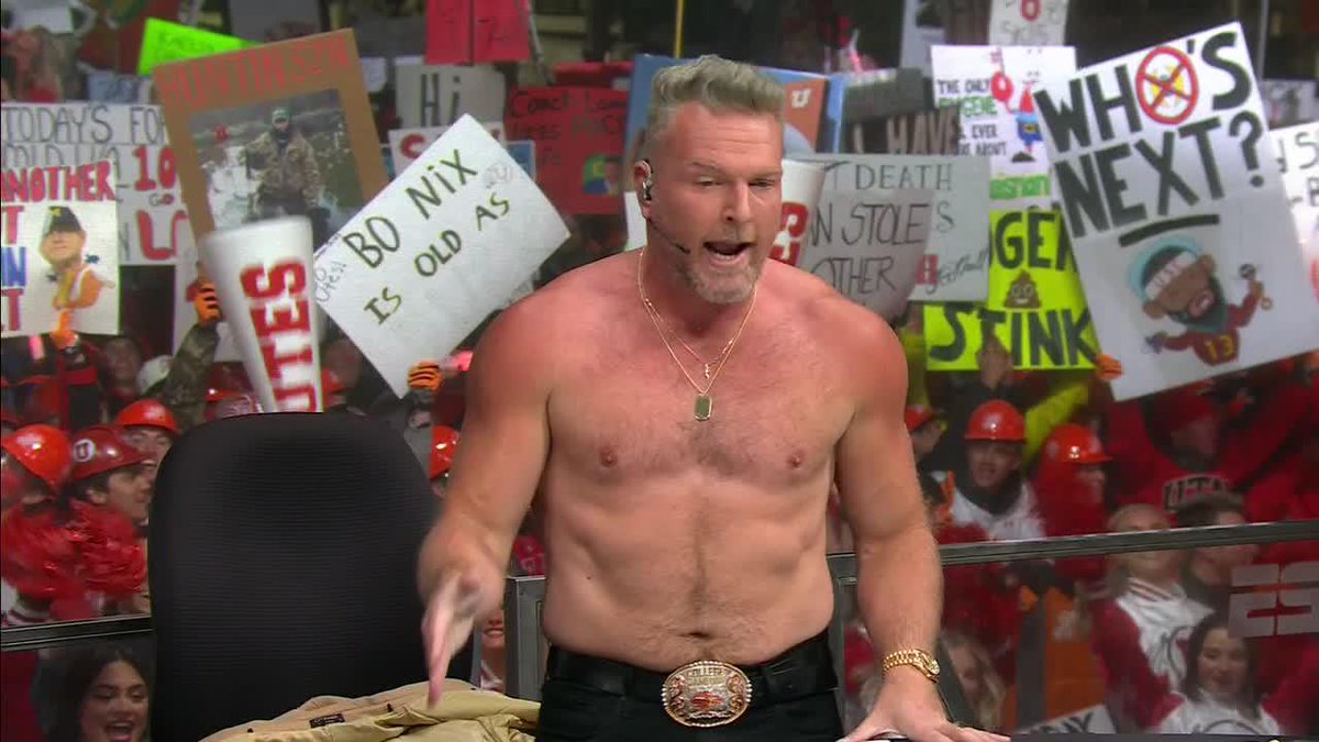 34 degree weather wasn't gonna stop Pat McAfee from taking his shirt off 😭 #CollegeGameDay