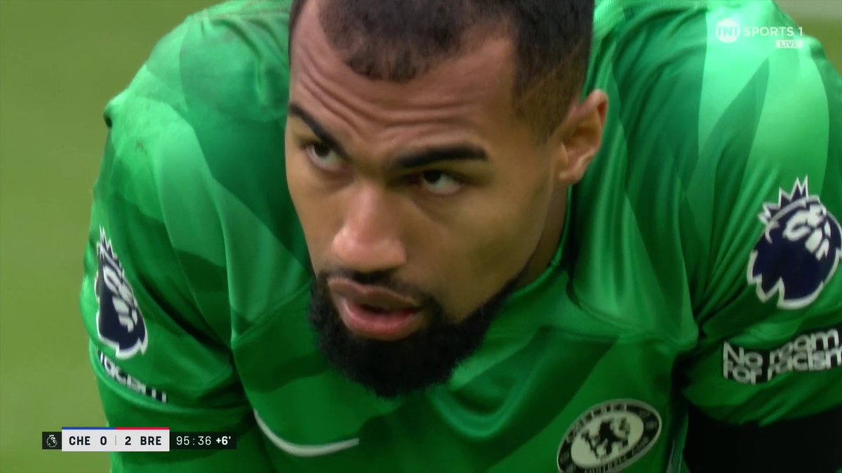 Unbelievable! 🤩 Robert Sanchez leaves his goal to come up for a Chelsea corner and Brentford break away into the open net! 😲