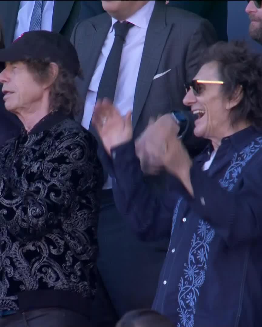 Espectadores de lujo en Barcelona-Real Madrid. Sí, con ustedes, Mick Jagger y Ronnie Wood. Clásico 🇪🇸 con esencia Rolling Stones. ⚽️🎸🎼