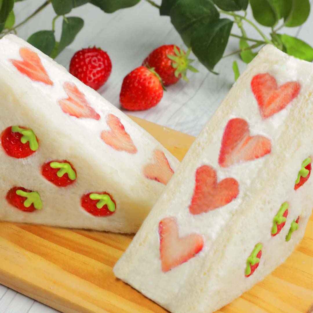 【極上のふわとろ食感!】いちごを食パンに埋め込むだけで可愛さ倍増♡進化系いちごサンド / Strawberry Sandwich🍓🍓🍓 #tastyjapan