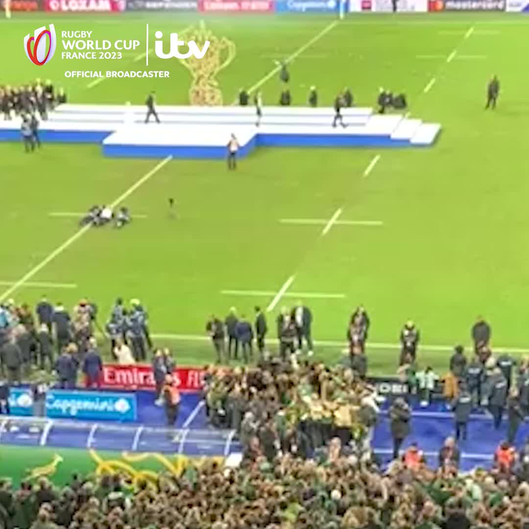 You love to see it 👏 Siya Kolisi's wife was seen conducting a team talk for the South Africa squad's families 🗣️ #RWCFinal