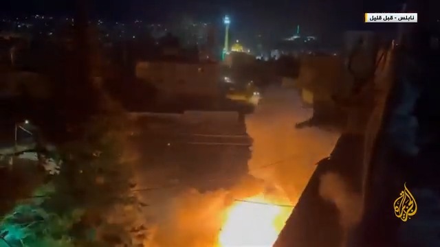 اشتباكات مسلحة بين قوات الاحتلال الإسرائيلي ومقاومين فلسطينيين في محيط مخيم عسكر في نابلس #حرب_غزة #الأخبار