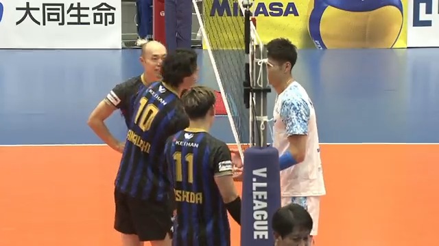 #西田有志 が足でフォローし… #髙橋健太郎 がブロック！ と思いきや… 真剣勝負で熱くなる高橋選手に 思わず代表で一緒にプレーしていた選手達が😂 📺配信はV. TVイージースポーツで！ 🏐#V1男子 ⚔ #パナソニック vs #東レ #vtv #イージースポーツ #Vリーグ #VLEAGUE