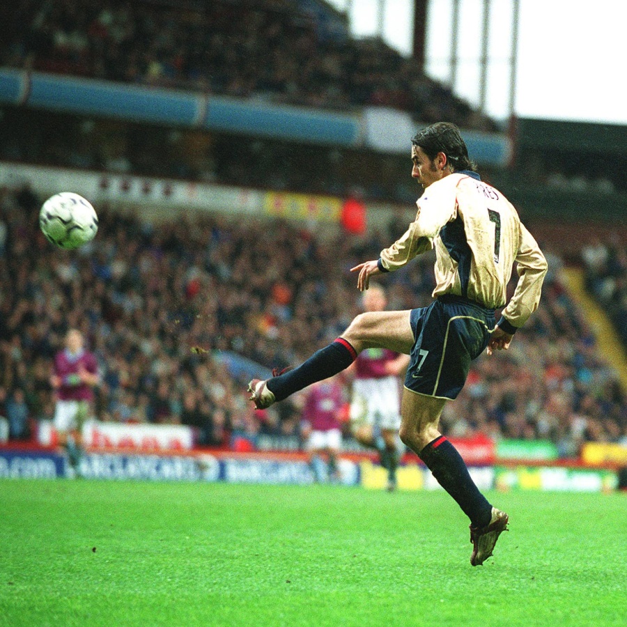 A superb goal from a superb player As today is Robert Pires’ 50th birthday, let’s enjoy this stunning finish one more time 🤩