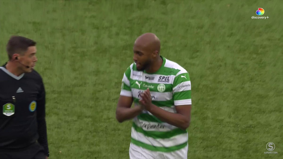 Jabir Abdihakim Ali byts ut och tackas av med stående ovationer av VSK-supportrarna efter sina två mål mot GAIS! 🟢⚪