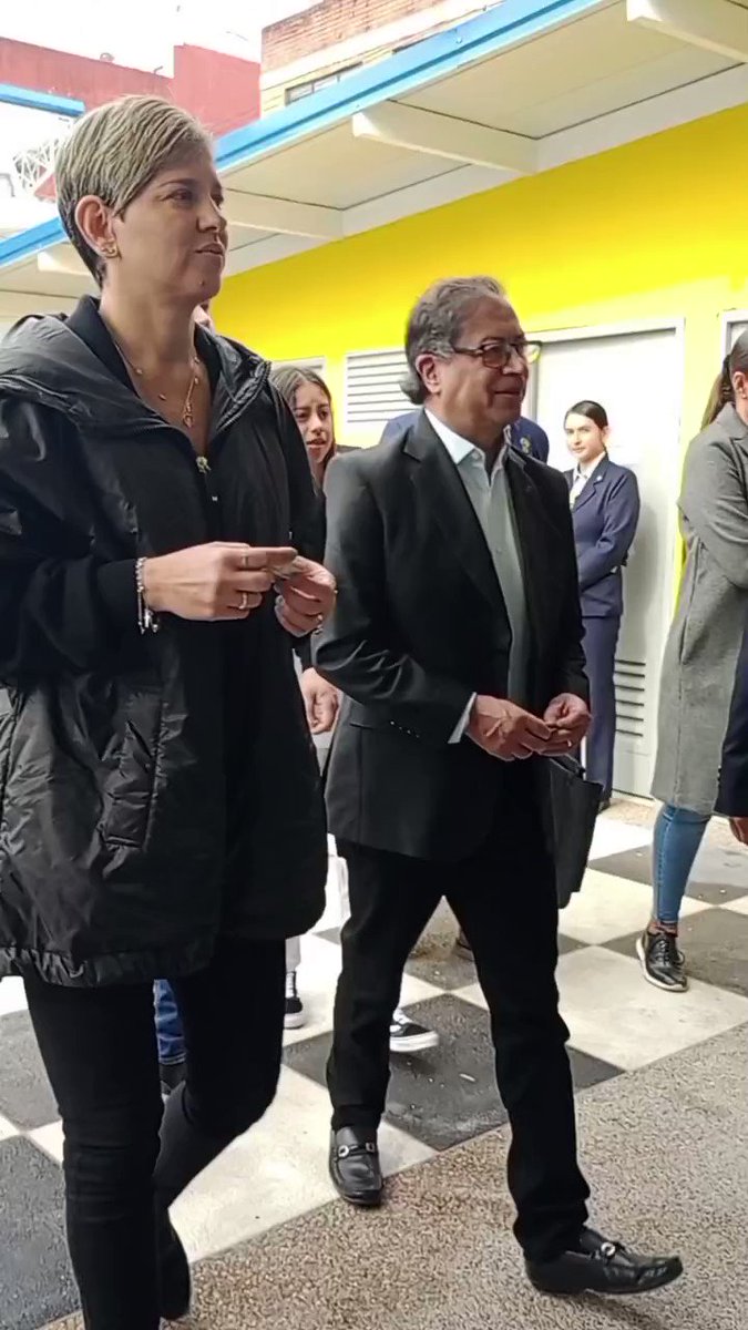🔴 #AEstaHora el Presidente Gustavo Petro llega a su puesto de votación en el Colegio Marco Antonio Carreño en Puente Aranda para ejercer su derecho al voto en esta jornada de #EleccionesTerritoriales2023.