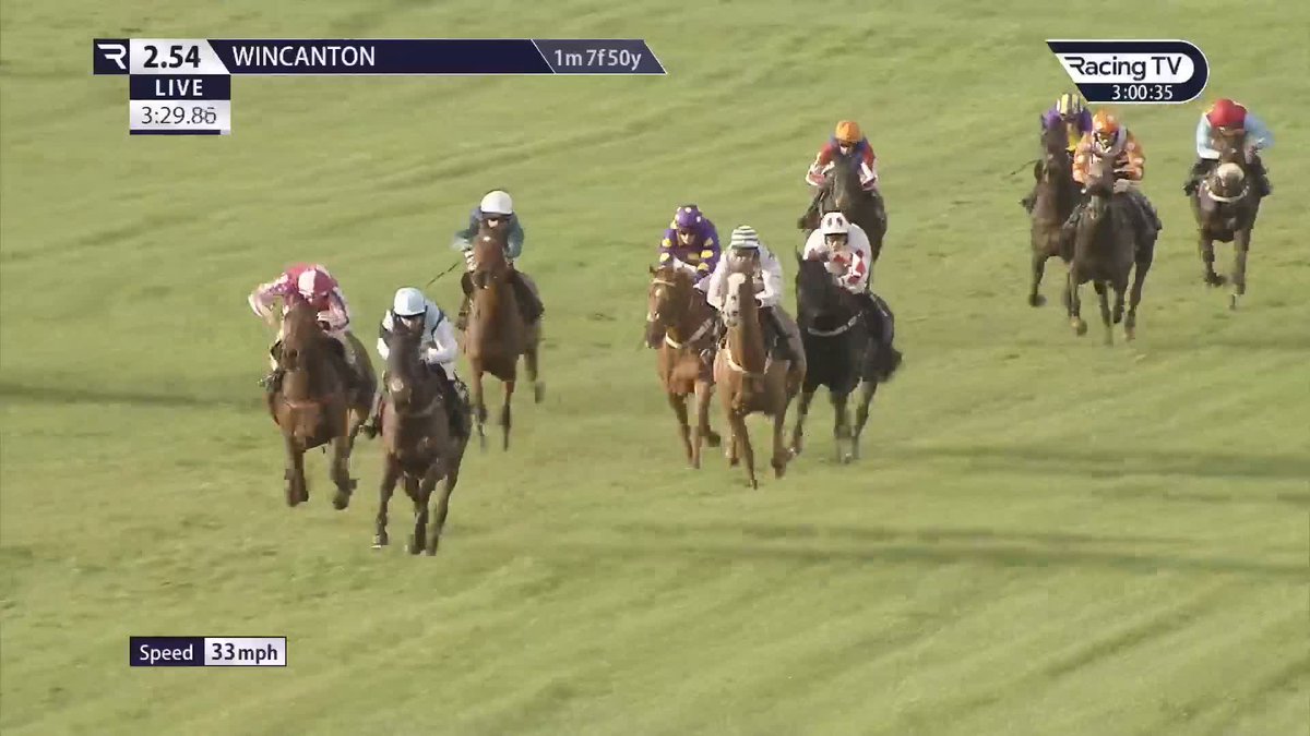 Gamble landed! 👀 The very well backed Lowry's Bar gets up in the final strides to nail Panjari in a thrilling finish to the maiden hurdle. Ben Jones asked him for a big jump at the last and it paid off... Philip Hobbs & Johnson White Racing | Wincanton Racecourse