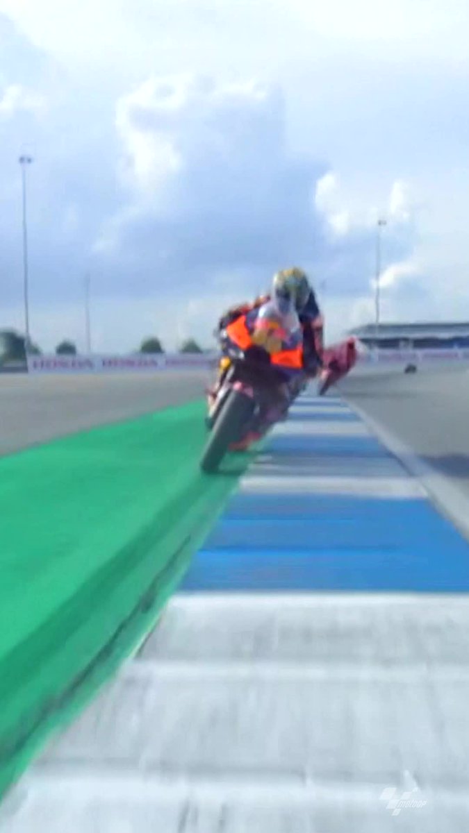 Unfortunately, Brad Binder exceeded track limits on the last lap and was demoted to 3rd place 🥉 That meant Pecco Bagnaia got another crucial 4 points! 👀 #ThaiGP 🇹🇭