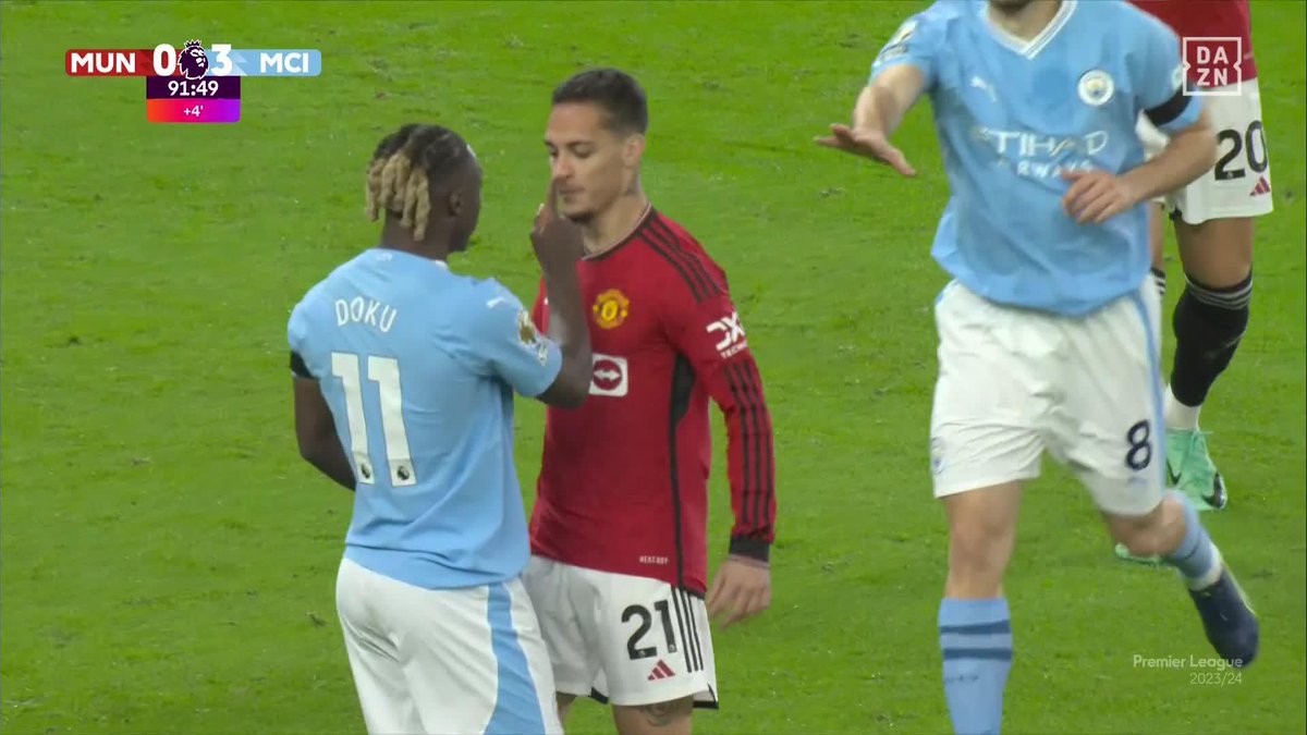 ¡BUENO, BUENO, BUENO! 😳 Antony se quiso tomar la justicia por su mano con Doku... El brasileño quiso quitarle el balón al jugador del City, pero sus formas no fueron las mejores #PremierLeagueDAZN ⚽🏴