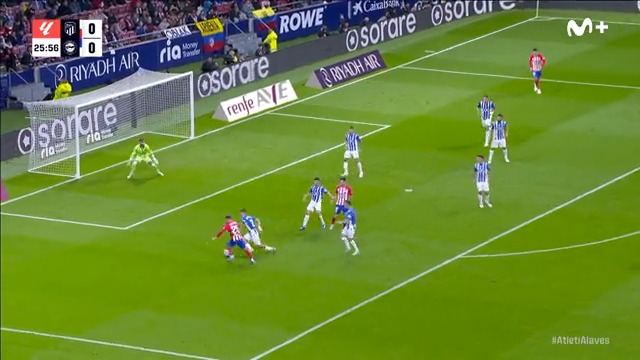 La baja con el pecho, recorta con la derecha y ejecuta con la izquierda. Esto de Riquelme es un 𝐆𝐎𝐋𝐀𝐙𝐎. #LaCasadelFútbol #LALIGAEASPORTS