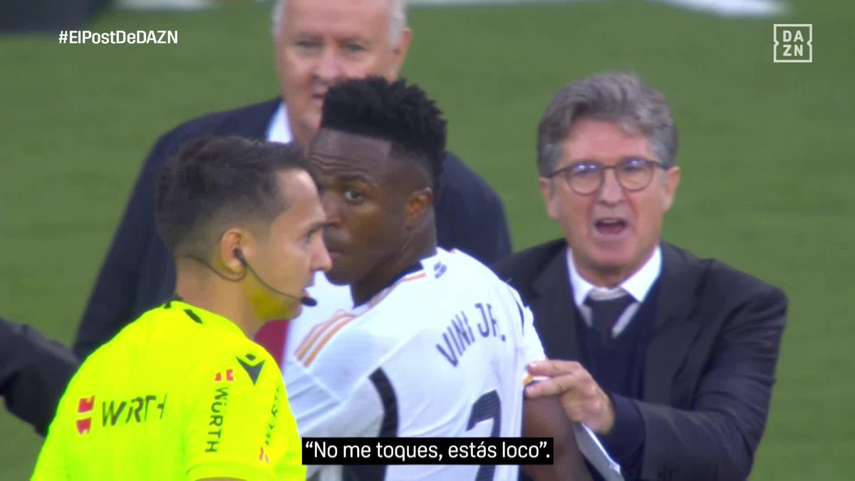 🔊 Vinicius y sus palabras al asistente tras ser sustituido en el Clásico 🗣️ "No me toques, no me toques" #ElPostDeDAZN ⚽