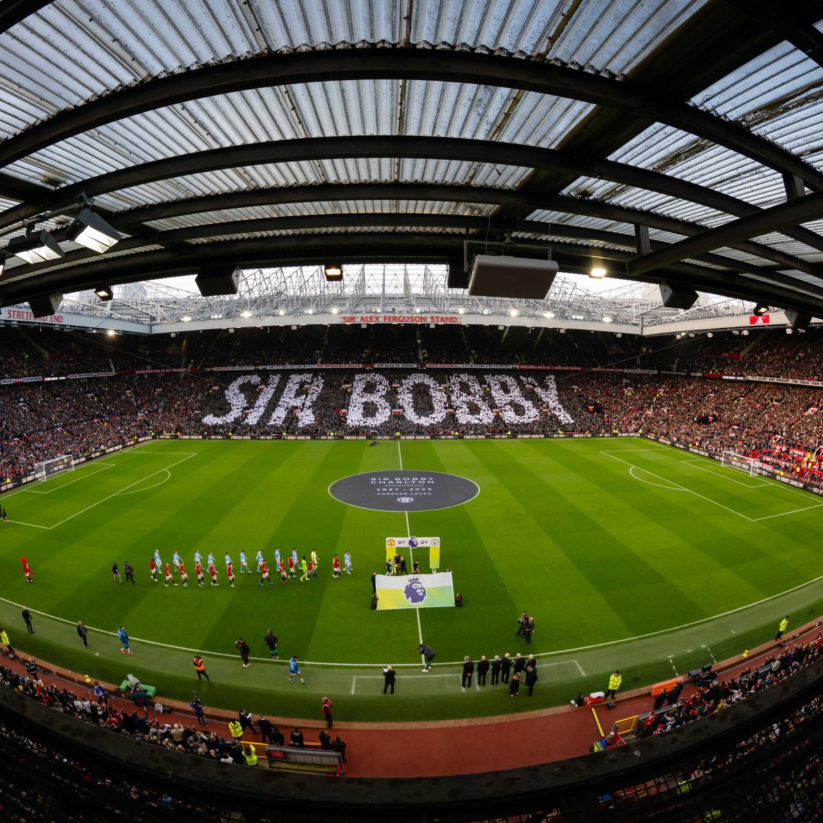 Paying our respects to Sir Bobby ahead of yesterday's game 🙏 #MUFC