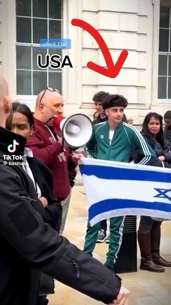 لاحظ اللي لابس جاكيت أخضر😁😂👍