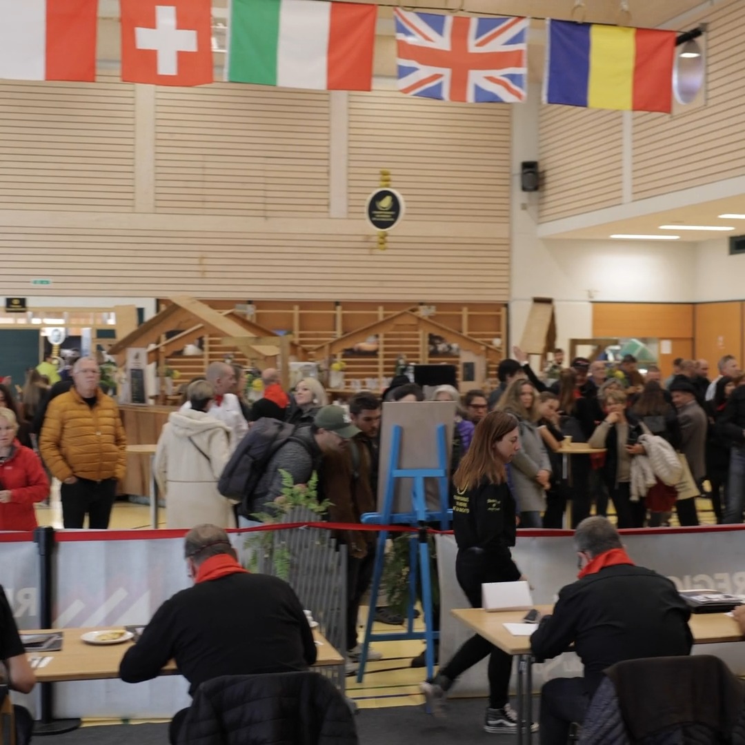 Relive the excitement of the Raclette World Championships! 🧀 87 cheeses from 7 different countries competed for the World Champion title in three different categories last weekend in Switzerland. 🇨🇭 Can you guess where the winning cheeses come from? Région Dents du Midi 🏔
