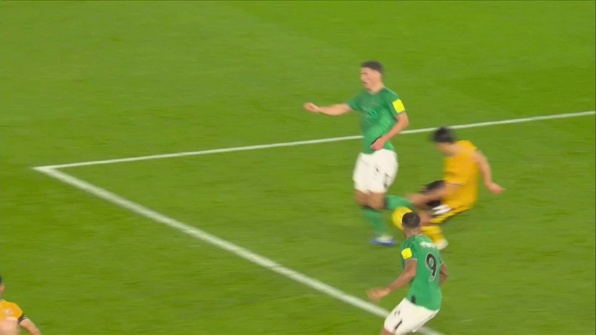 🗣️ “Not a penalty for me, you only had to look at one replay and you knew it wasn’t a foul. The fact it was looked at so many times, I just can’t see a foul.” Dermot Gallagher says Newcastle should NOT have won a penalty against Wolves for the challenge on Fabian Schär. 💭