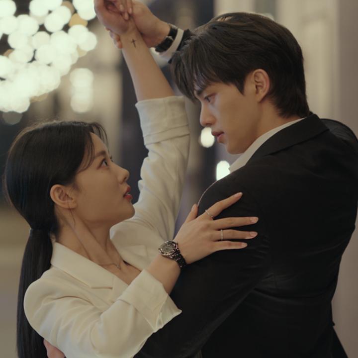 O MEU PRINCÍPE SONG KANG ESTÁ DE VOLTA E AGORA É UM DEMÔNIO! Meu Demônio Favorito é o meu novo drama coreano de romance com Kim Yoo Jung e Song Kang! Ela vive uma herdeira de uma poderosa família, e ele interpreta um demônio que perdeu seus poderes. Estreia em breve. ✨👿