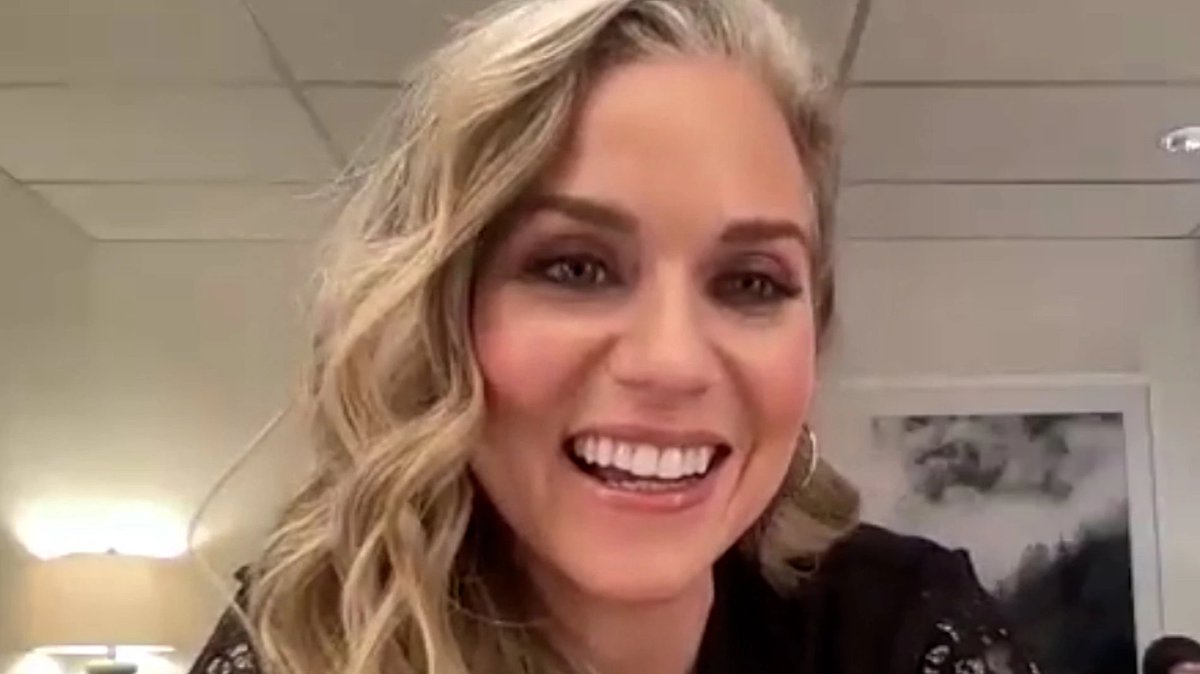 This is why Hilarie Burton Morgan practices MAGIC around her kids. ✨