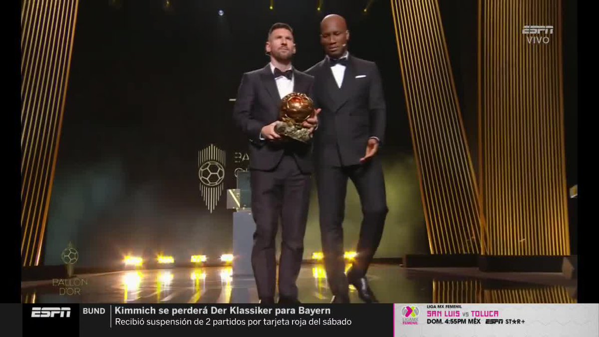 Guarden este video. Puede ser el último en donde vean a Lionel Messi ganar el Balón de Oro. En la etapa final de su carrera levanta su OCTAVO premio. #BallonDor