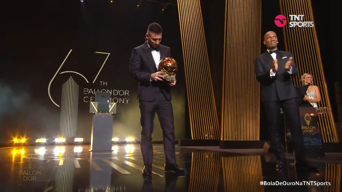 ELE FOI APLAUDIDO DE PÉ! PELO HAALAND, PELO MBAPPÉ, PELA ESPOSA, PELOS FILHOS... POR TODO MUNDO! ATÉ A ESTAGIÁRIA LEVANTOU PRA APLAUDIR. LIONEL ANDRÉS MESSI, QUE PRAZER E EMOÇÃO ACOMPANHAR SUA CARREIRA, GÊNIO! 🏆8️⃣👏 #BolaDeOuroNaTNTSports . 🎙️: André Henning