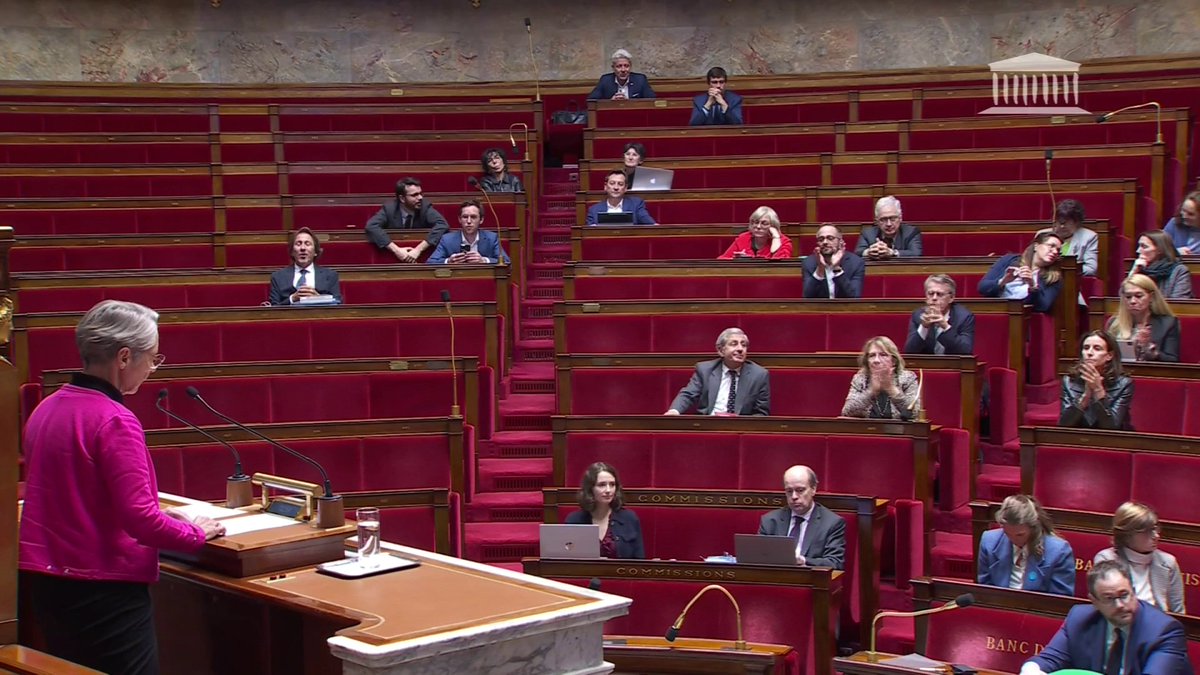 15ème 49-3 d’Elisabeth Borne. On se demande pourquoi on se fait chier à élire des députés… #DirectAN