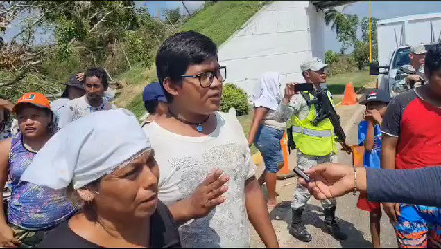La desesperación sigue creciendo en la zona rural de #Acapulco Habitantes bloquean la caseta de El Metlapil para pedir ayuda; denuncian venta de agua hasta en 200 pesos [📹 24 Guerrero]