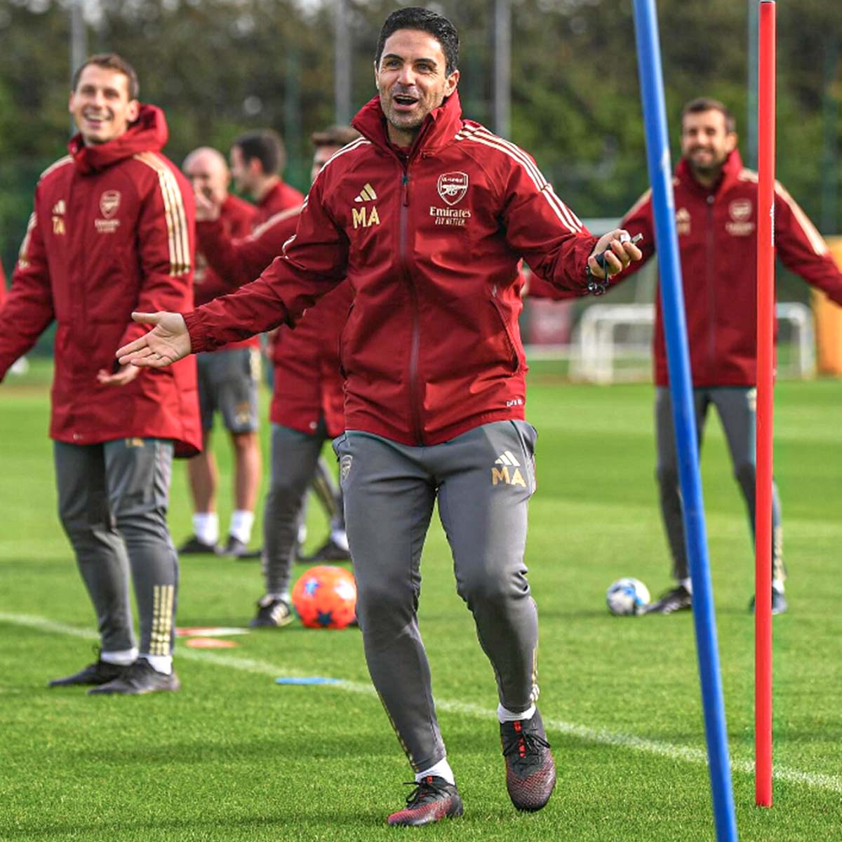 Mikel Arteta leads a series of fun warm-up practices that work on his first-team players’ concentration, agility and speed. 🏃♂️🔴 Click below to watch the full session on their YouTube... 📹 Arsenal #Arsenal
